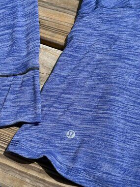 Lululemon 1/2 Zip Jacket Size 6 Blue, thumb hole Athleisure Clean Girl Gym 3270